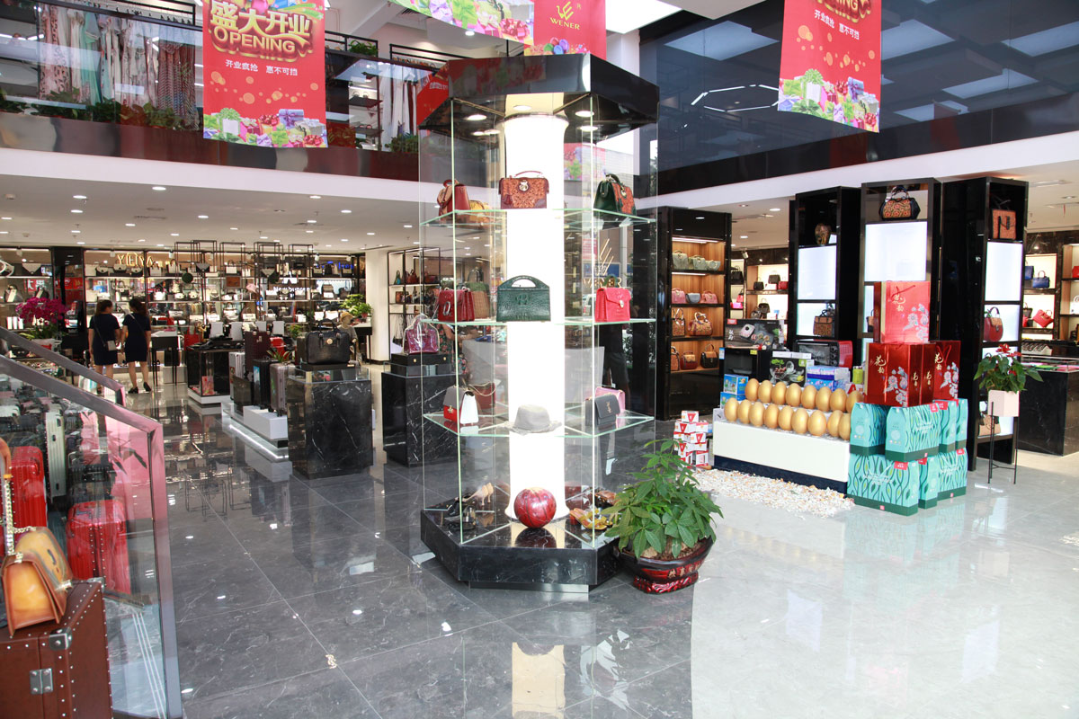 長(zhǎng)沙溫爾皮具店裝修設(shè)計(jì)效果圖_長(zhǎng)沙高橋皮具店裝修_長(zhǎng)沙裝修公司_永祺商業(yè)裝飾 長(zhǎng)沙溫爾皮具店裝修設(shè)計(jì)效果圖_長(zhǎng)沙高橋皮具店裝修_長(zhǎng)沙裝修公司_永祺商業(yè)裝飾