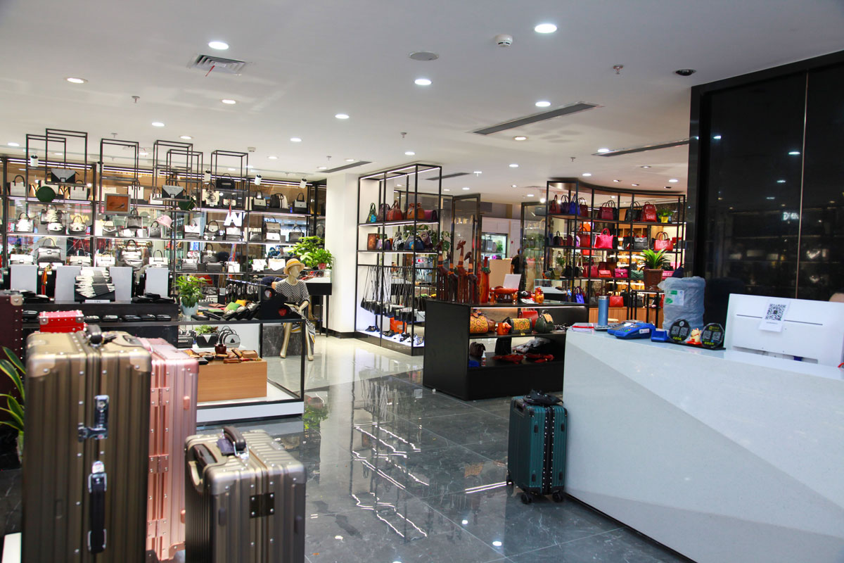 長(zhǎng)沙溫爾皮具店裝修設(shè)計(jì)效果圖_長(zhǎng)沙高橋皮具店裝修_長(zhǎng)沙裝修公司_永祺商業(yè)裝飾 長(zhǎng)沙溫爾皮具店裝修設(shè)計(jì)效果圖_長(zhǎng)沙高橋皮具店裝修_長(zhǎng)沙裝修公司_永祺商業(yè)裝飾