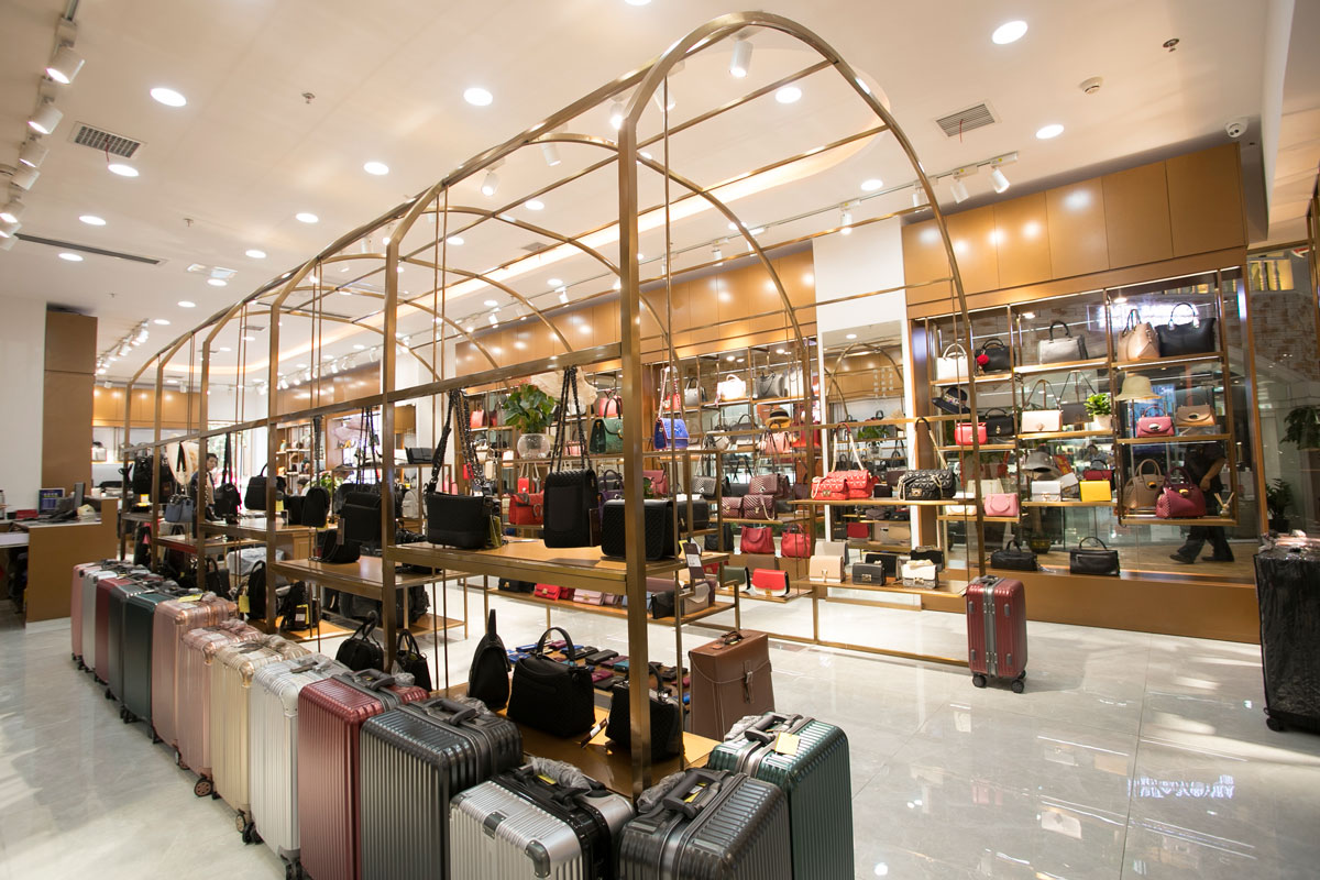 袋鼠皮具高橋店裝修設計效果圖_長沙高橋皮具城裝修_箱包店面裝修案例_長沙裝修公司_永祺商業(yè)裝飾 袋鼠皮具高橋店裝修設計效果圖_長沙高橋皮具城裝修_箱包店面裝修案例_長沙裝修公司_永祺商業(yè)裝飾