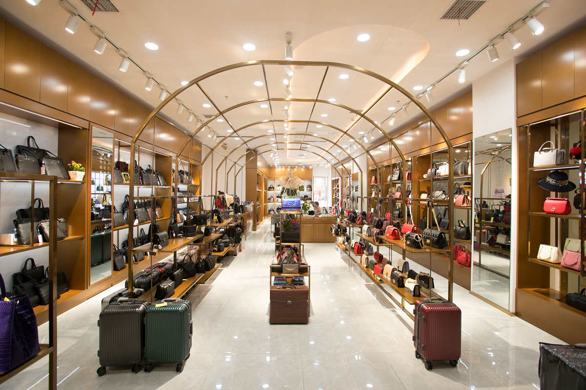 袋鼠皮具高橋店裝修設計效果圖_長沙高橋皮具城裝修_箱包店面裝修案例_長沙裝修公司_永祺商業(yè)裝飾 袋鼠皮具高橋店裝修設計效果圖_長沙高橋皮具城裝修_箱包店面裝修案例_長沙裝修公司_永祺商業(yè)裝飾