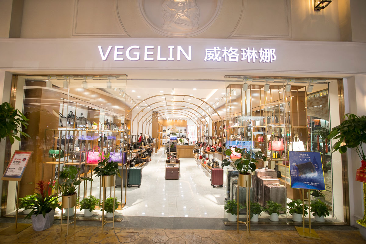 袋鼠皮具高橋店裝修設計效果圖_長沙高橋皮具城裝修_箱包店面裝修案例_長沙裝修公司_永祺商業(yè)裝飾 袋鼠皮具高橋店裝修設計效果圖_長沙高橋皮具城裝修_箱包店面裝修案例_長沙裝修公司_永祺商業(yè)裝飾