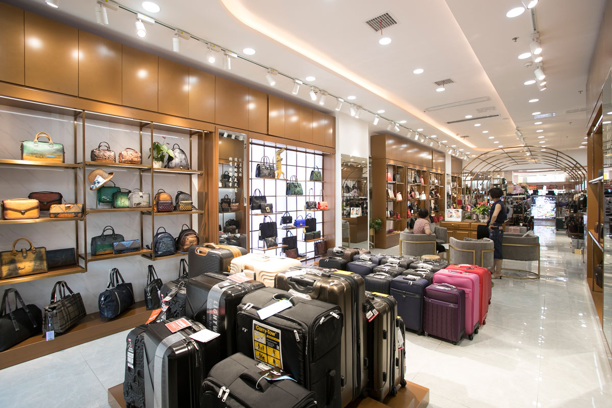 袋鼠皮具高橋店裝修設計效果圖_長沙高橋皮具城裝修_箱包店面裝修案例_長沙裝修公司_永祺商業(yè)裝飾 袋鼠皮具高橋店裝修設計效果圖_長沙高橋皮具城裝修_箱包店面裝修案例_長沙裝修公司_永祺商業(yè)裝飾