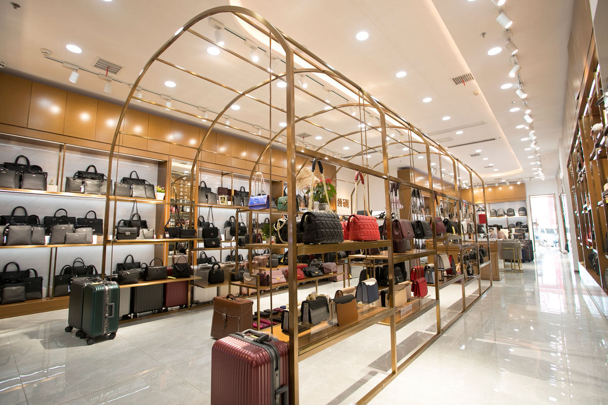 袋鼠皮具高橋店裝修設計效果圖_長沙高橋皮具城裝修_箱包店面裝修案例_長沙裝修公司_永祺商業(yè)裝飾 袋鼠皮具高橋店裝修設計效果圖_長沙高橋皮具城裝修_箱包店面裝修案例_長沙裝修公司_永祺商業(yè)裝飾