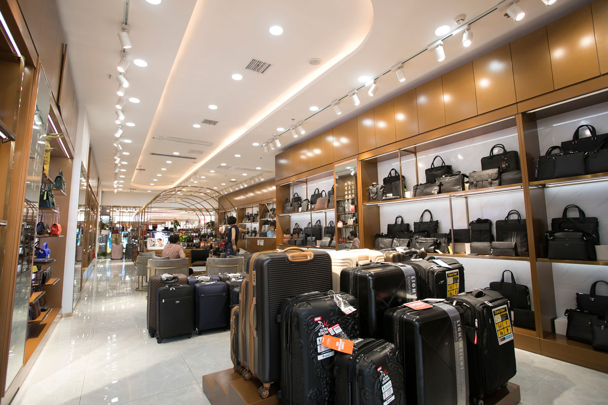 袋鼠皮具高橋店裝修設計效果圖_長沙高橋皮具城裝修_箱包店面裝修案例_長沙裝修公司_永祺商業(yè)裝飾 袋鼠皮具高橋店裝修設計效果圖_長沙高橋皮具城裝修_箱包店面裝修案例_長沙裝修公司_永祺商業(yè)裝飾